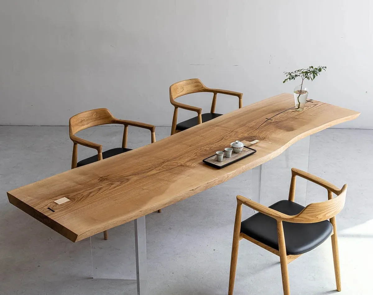 Table à manger en bois massif Saulx teinte chêne — ATELIER RIVIÈRE, fabrication à la commande