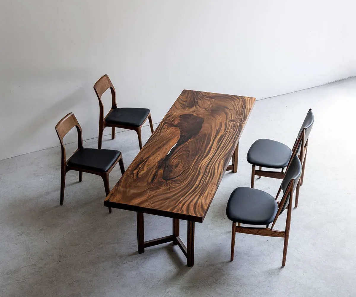 Table à manger en bois massif Semois teinte noyer — ATELIER RIVIÈRE, fabrication à la commande