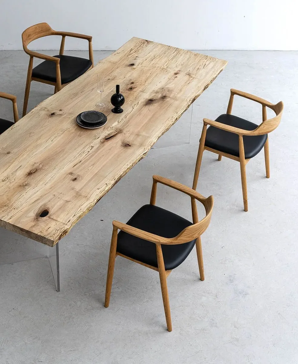 Table à manger en bois massif Serein teinte chêne — ATELIER RIVIÈRE, fabrication à la commande