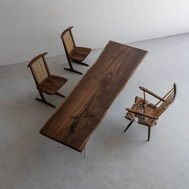 Table à manger en bois massif Seugne teinte noyer — tables à manger en bois massif