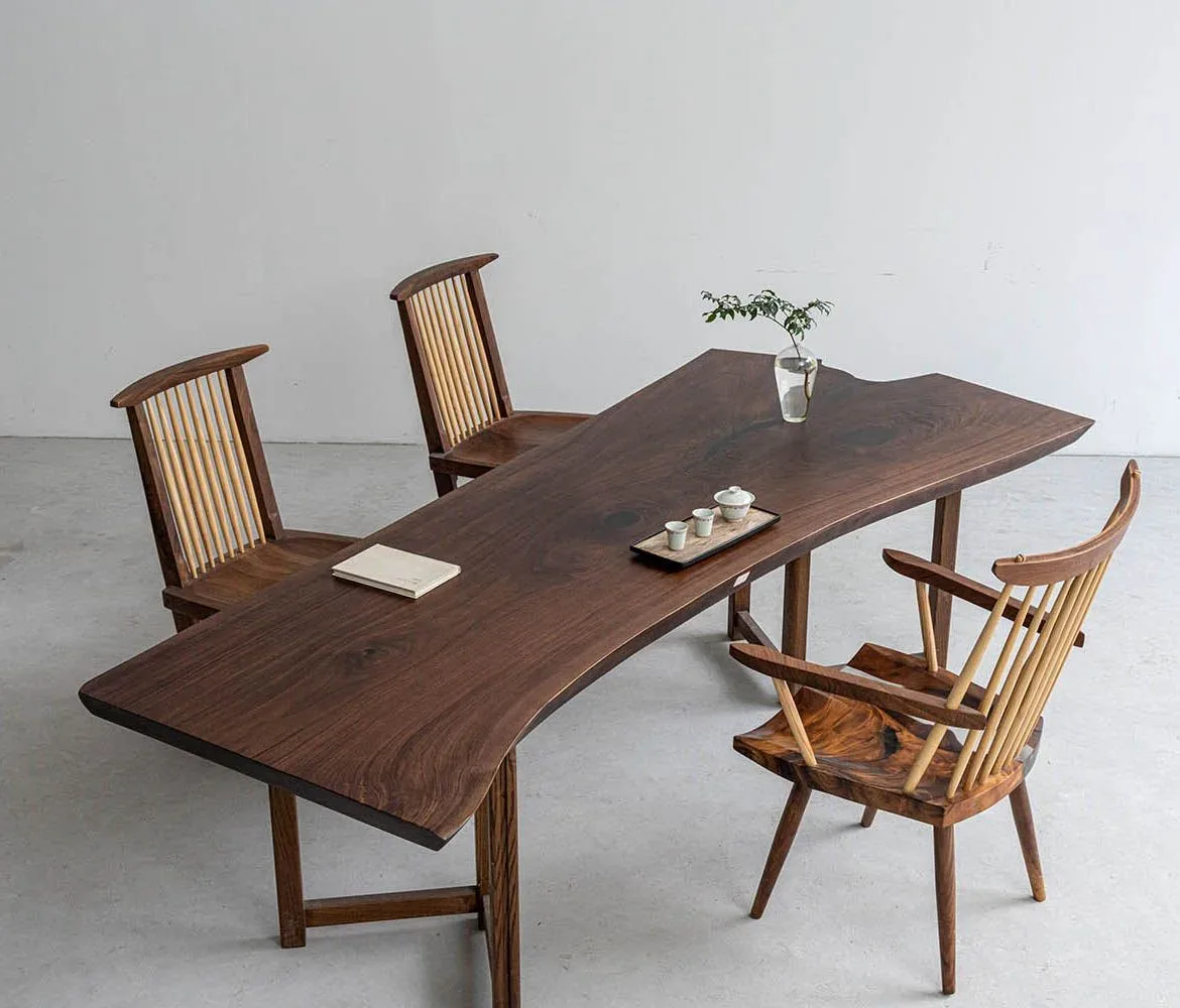 Table à manger en bois massif Sèvre teinte noyer, vue 2 sur 5