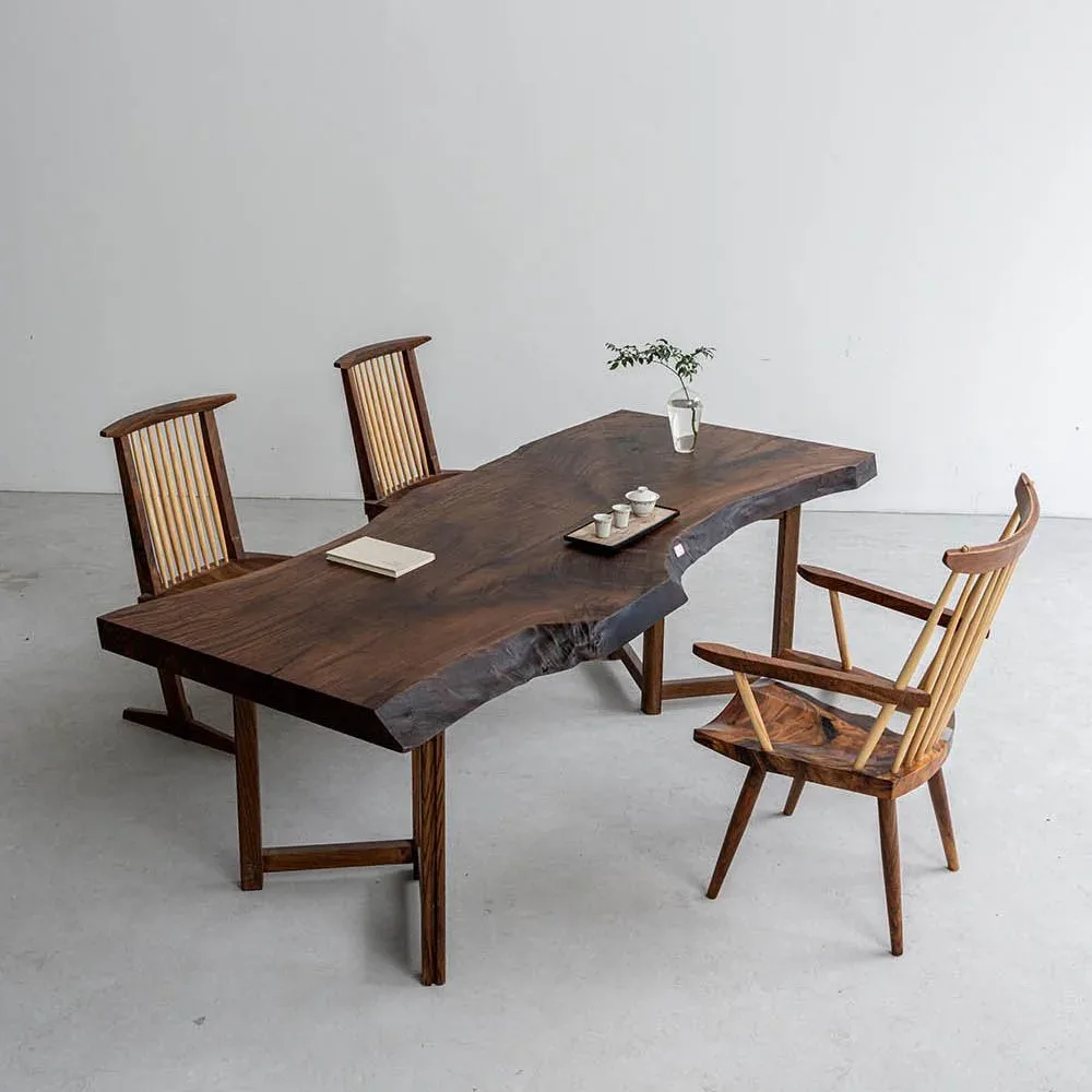 Table à manger en bois massif Sèvre teinte noyer, vue 3 sur 5