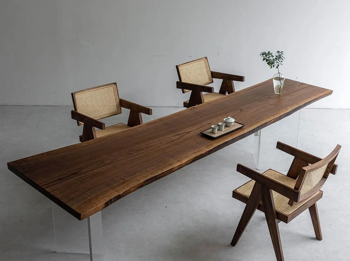 Table à manger en bois massif Vendée teinte noyer, vue 3 sur 5