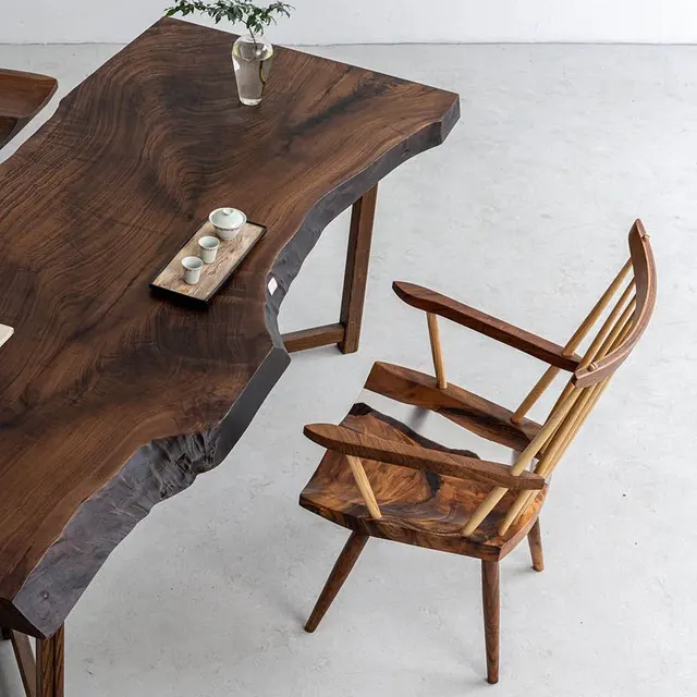 Table à manger en bois massif Véore teinte noyer — tables à manger en bois massif