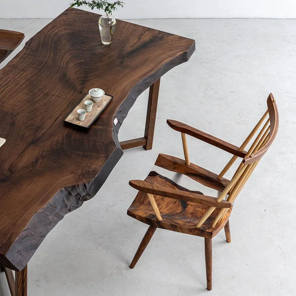 Table à manger en bois massif Véore teinte noyer — ATELIER RIVIÈRE, fabrication à la commande