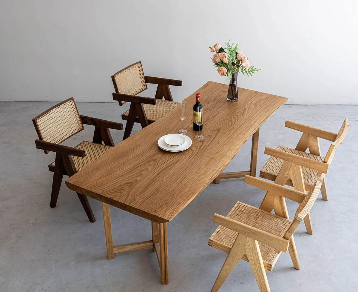 Table à manger en bois massif Vienne teinte chêne, vue 3 sur 6