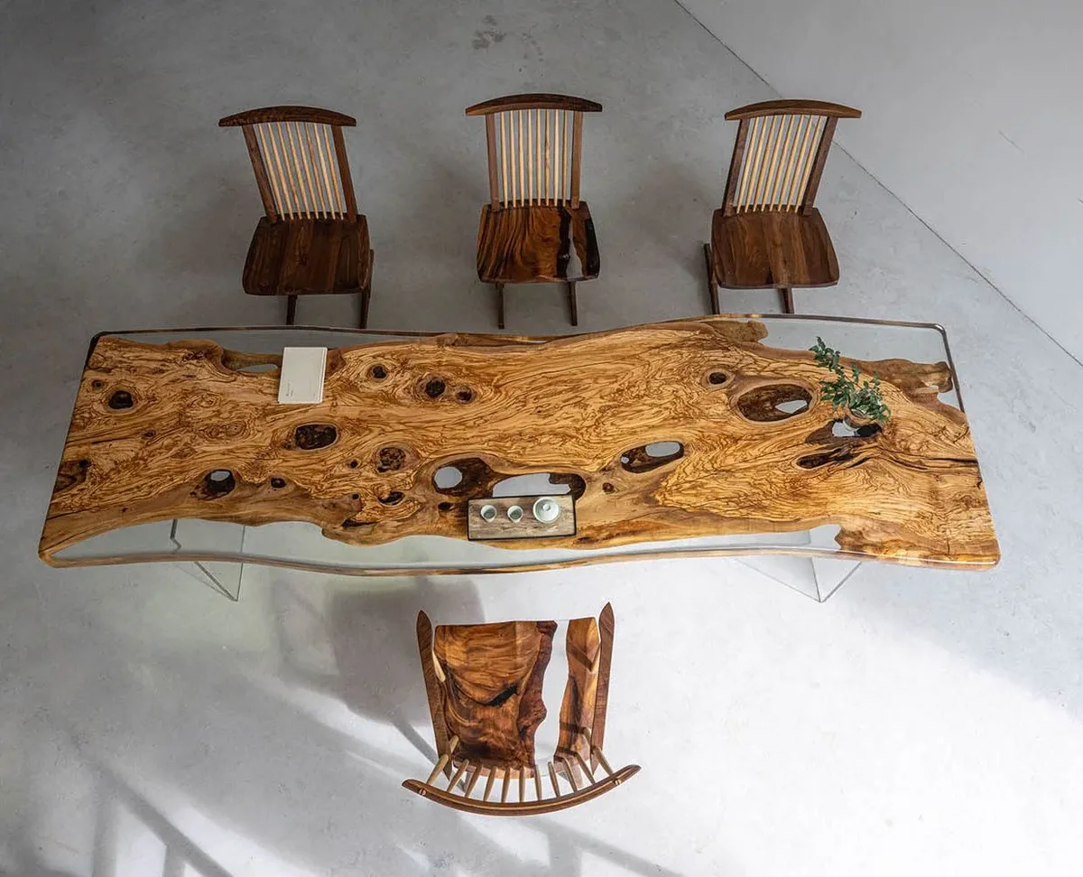 Table à manger epoxy Besbre teinte chêne, résine transparente — ATELIER RIVIÈRE, fabrication à la commande