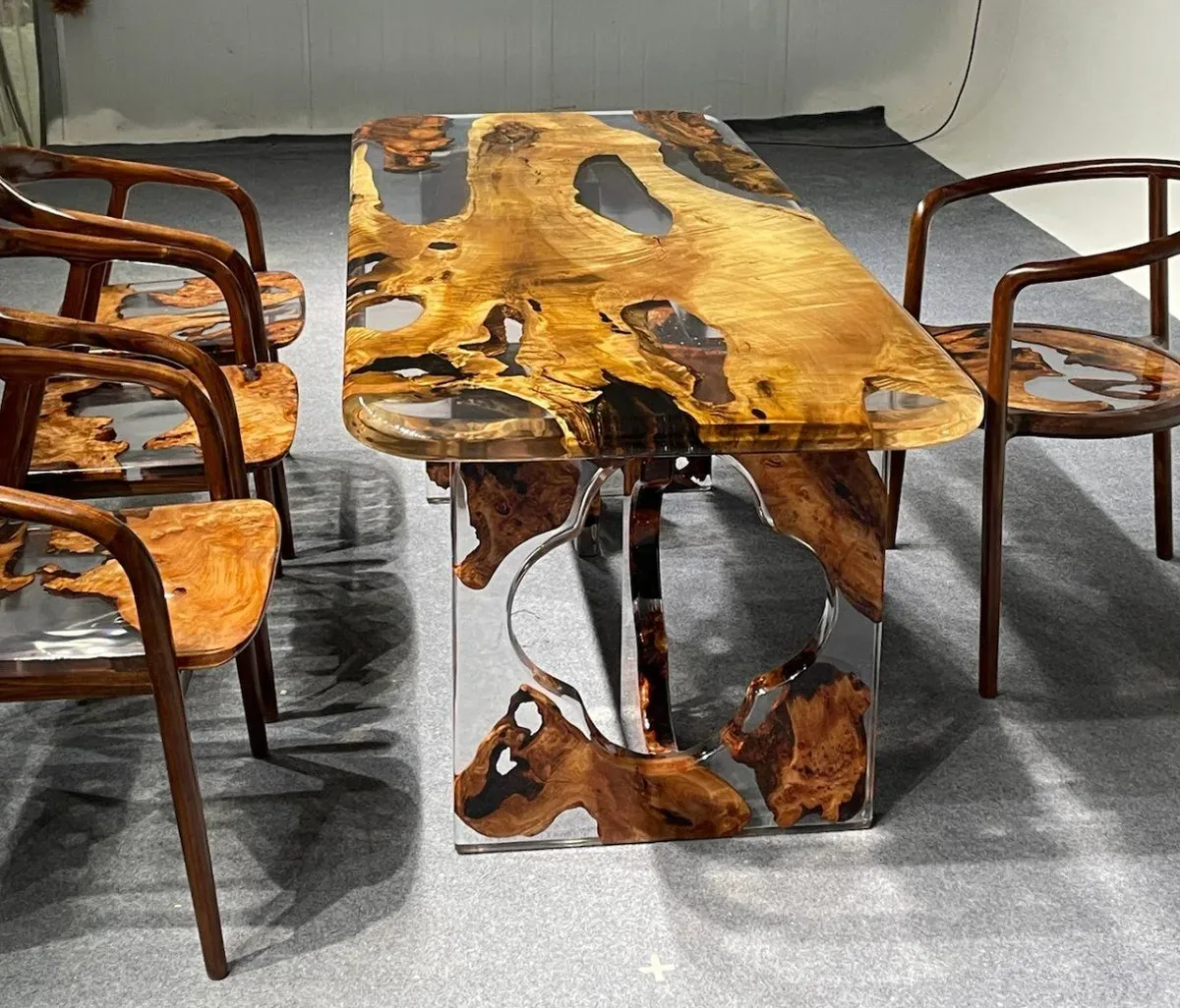 Table à manger epoxy carrée Blaise, résine transparente — ATELIER RIVIÈRE, fabrication à la commande