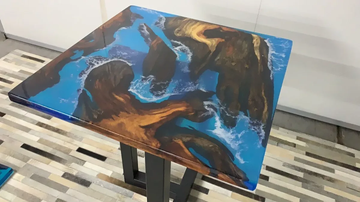 Table à manger epoxy carrée Mayenne, résine bleue — ATELIER RIVIÈRE, fabrication à la commande