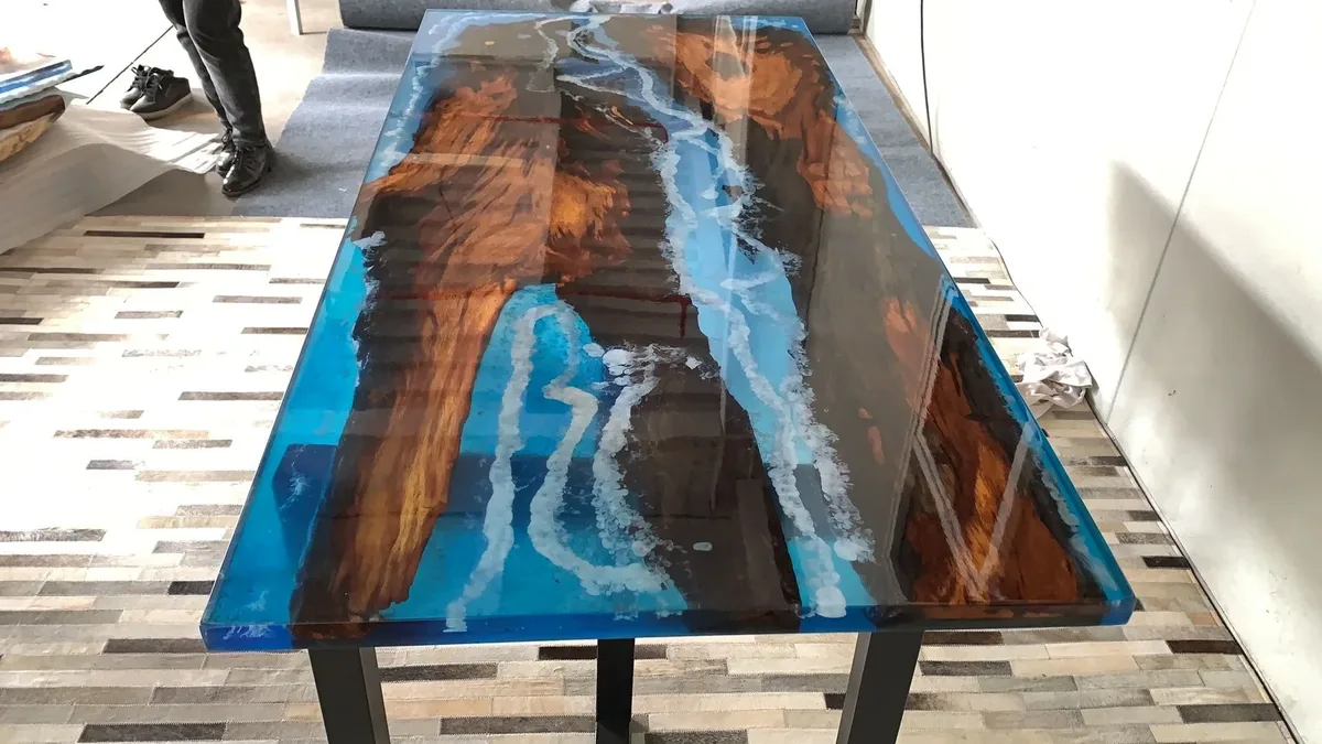 Table à manger epoxy Dives, résine bleue — ATELIER RIVIÈRE, fabrication à la commande