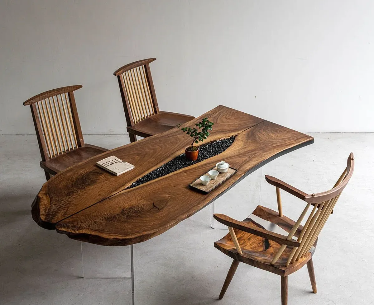 Table à manger epoxy Durance teinte noyer, résine noire — ATELIER RIVIÈRE, fabrication à la commande