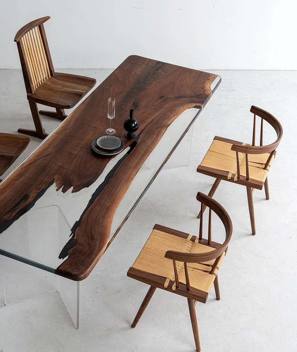 Table à manger epoxy Eygues teinte noyer, résine transparente — ATELIER RIVIÈRE, fabrication à la commande