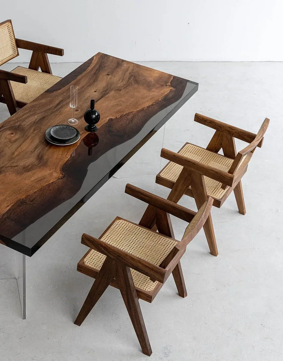 Table à manger epoxy Gapeau teinte noyer, résine noire — ATELIER RIVIÈRE, fabrication à la commande