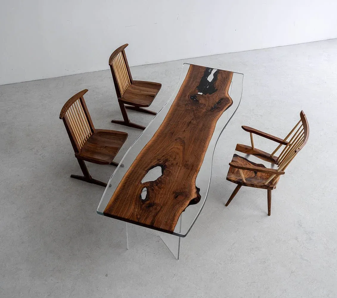 Table à manger epoxy Lanterne teinte noyer, résine transparente — ATELIER RIVIÈRE, fabrication à la commande