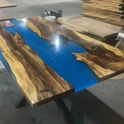 Table à manger epoxy Liamone, résine bleue