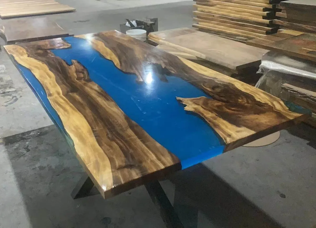 Table à manger epoxy Liamone, résine bleue — ATELIER RIVIÈRE, fabrication à la commande