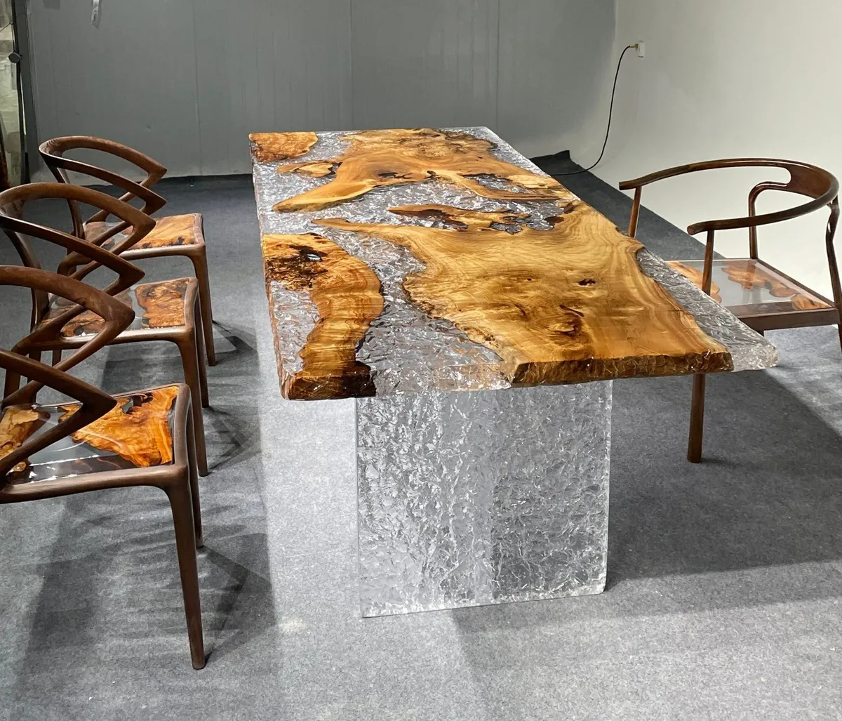 Table à manger epoxy Loing, résine transparente — ATELIER RIVIÈRE, fabrication à la commande