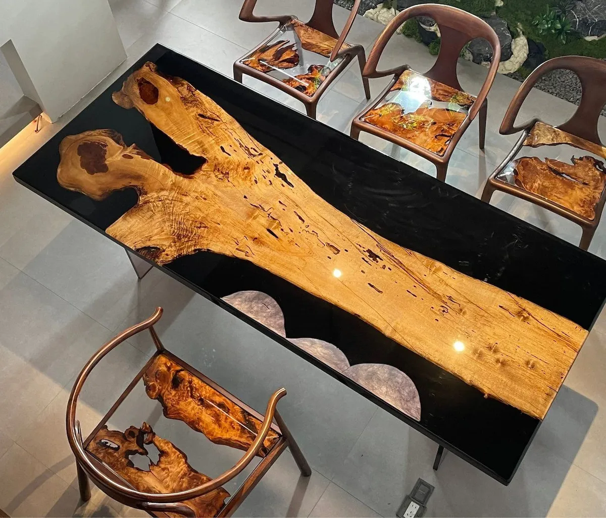 Table à manger epoxy Ornain, résine noire — ATELIER RIVIÈRE, fabrication à la commande