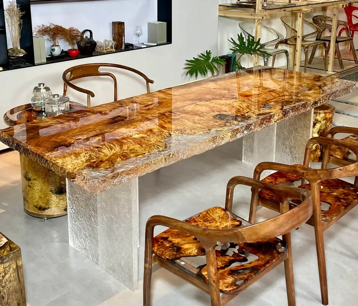 Table à manger epoxy Reyssouze, résine transparente — ATELIER RIVIÈRE, fabrication à la commande