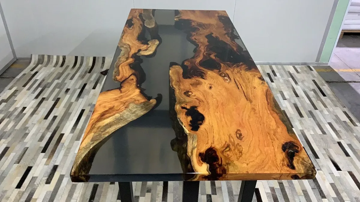 Table à manger epoxy Sauldre, résine noire — ATELIER RIVIÈRE, fabrication à la commande