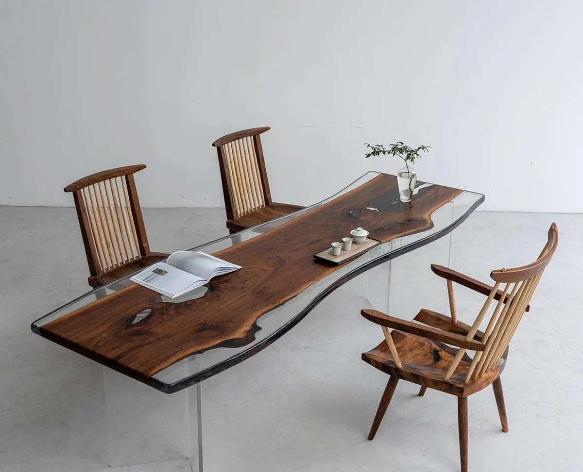 Table à manger epoxy Tarn teinte noyer, résine transparente — ATELIER RIVIÈRE, fabrication à la commande