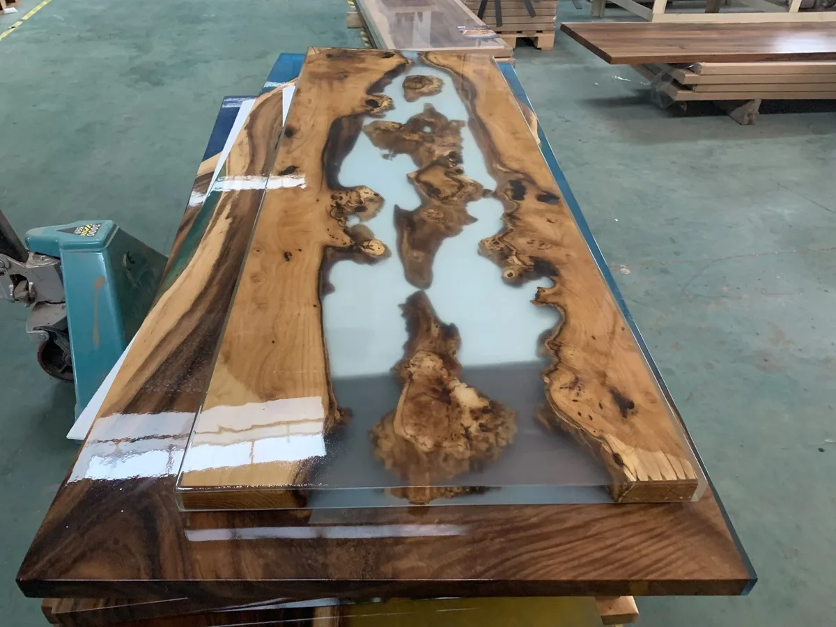 Table à manger epoxy Thouet, résine bleue — ATELIER RIVIÈRE, fabrication à la commande
