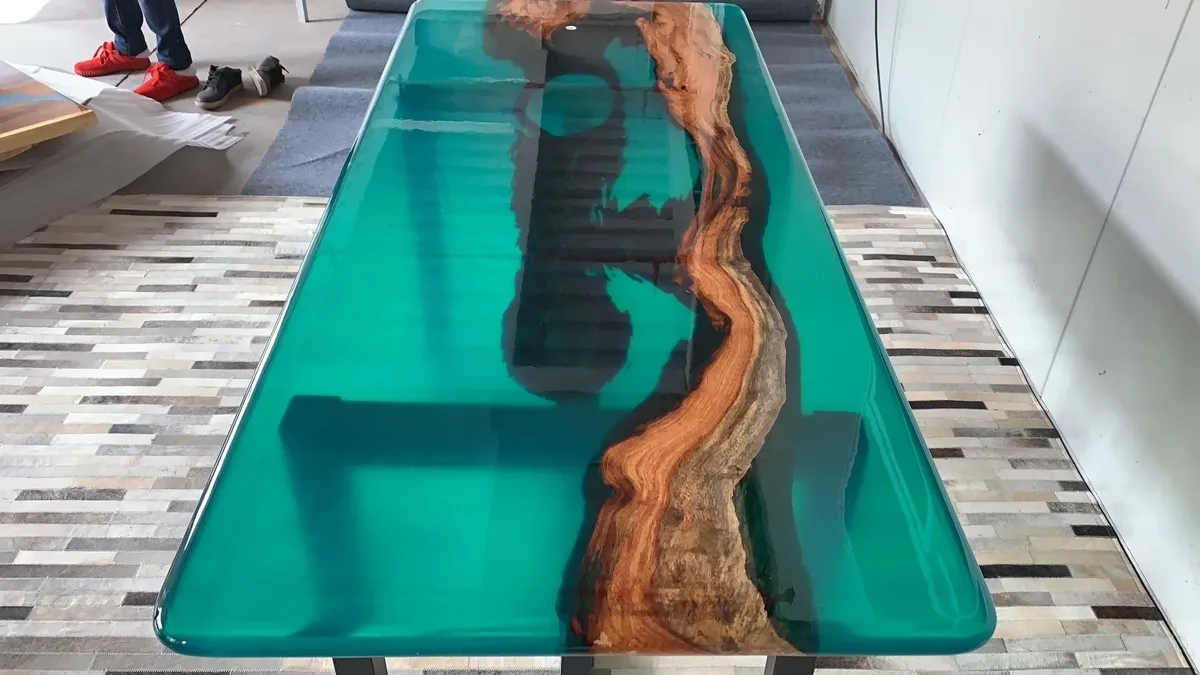 Table à manger epoxy Touques, résine verte — ATELIER RIVIÈRE, fabrication à la commande