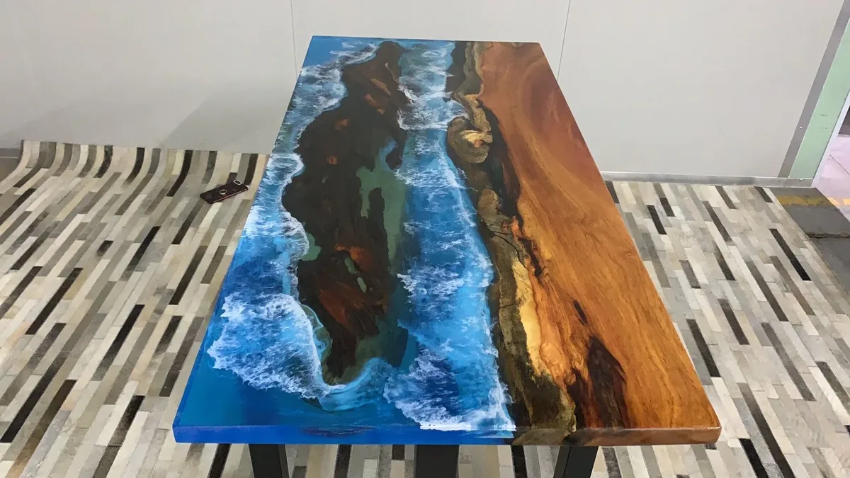 Table à manger epoxy Vire, résine bleue — ATELIER RIVIÈRE, fabrication à la commande