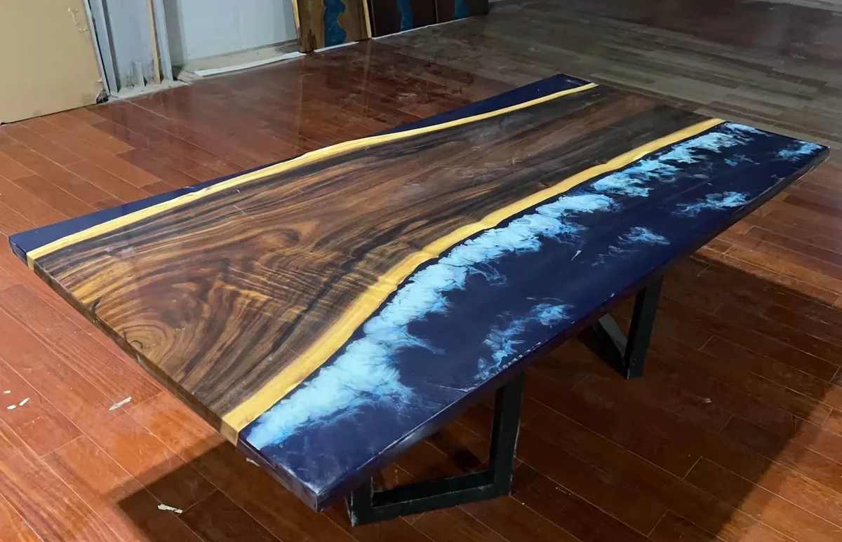 Table à manger océan Fango, résine bleue — ATELIER RIVIÈRE, fabrication à la commande
