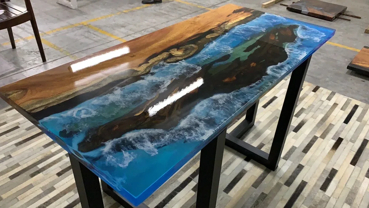 Table à manger océan Guiers, résine bleue — tables à manger epoxy ATELIER RIVIÈRE