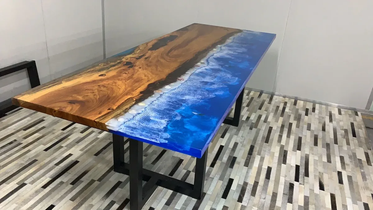 Table à manger océan Tavignano, résine bleue — ATELIER RIVIÈRE, fabrication à la commande