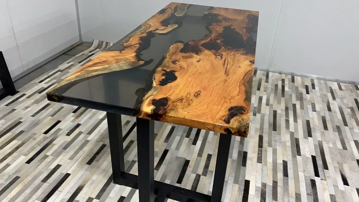 Table à manger rivière Aa, résine noire — ATELIER RIVIÈRE, fabrication à la commande