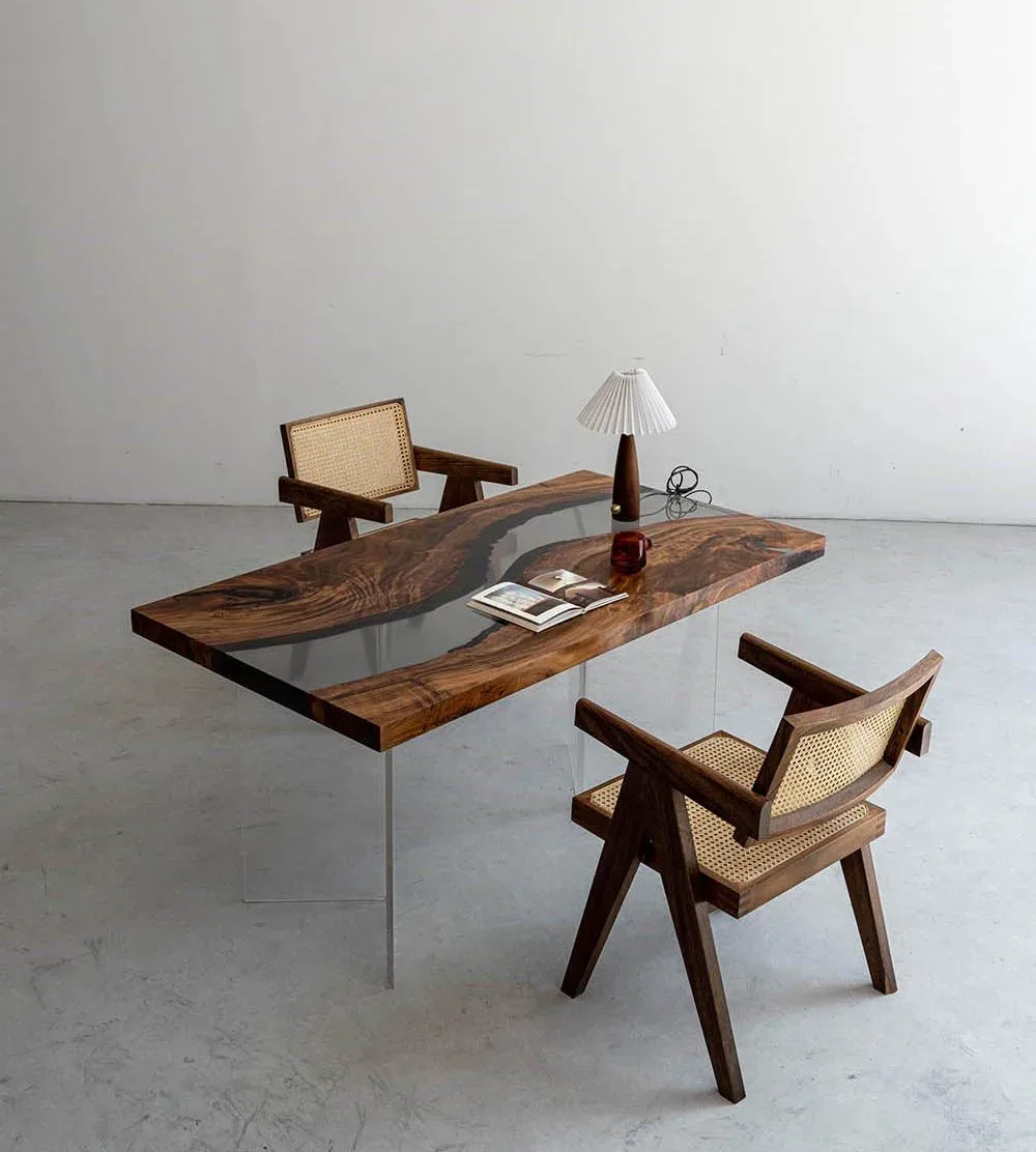 Table à manger rivière Agout teinte noyer, résine transparente — ATELIER RIVIÈRE, fabrication à la commande