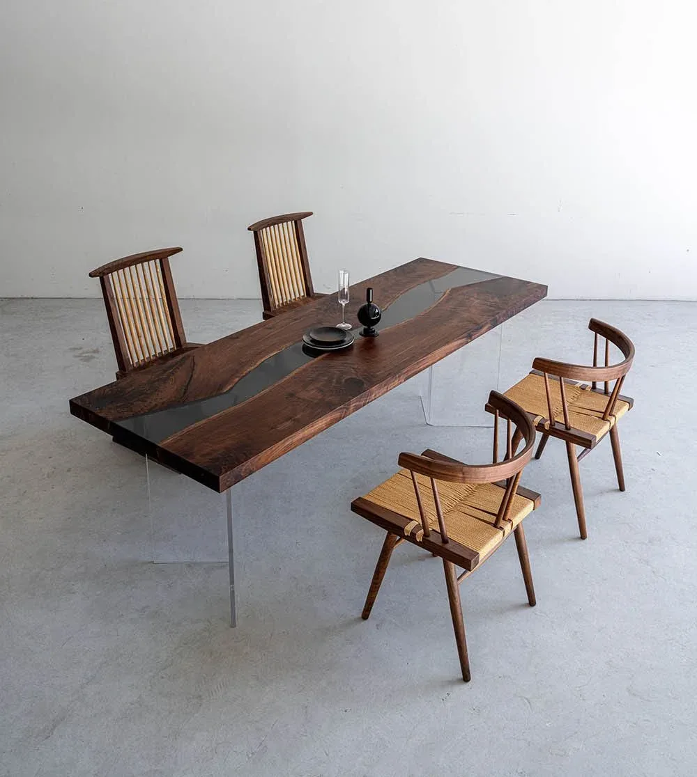 Table à manger rivière Aigues teinte noyer, résine noire — ATELIER RIVIÈRE, fabrication à la commande