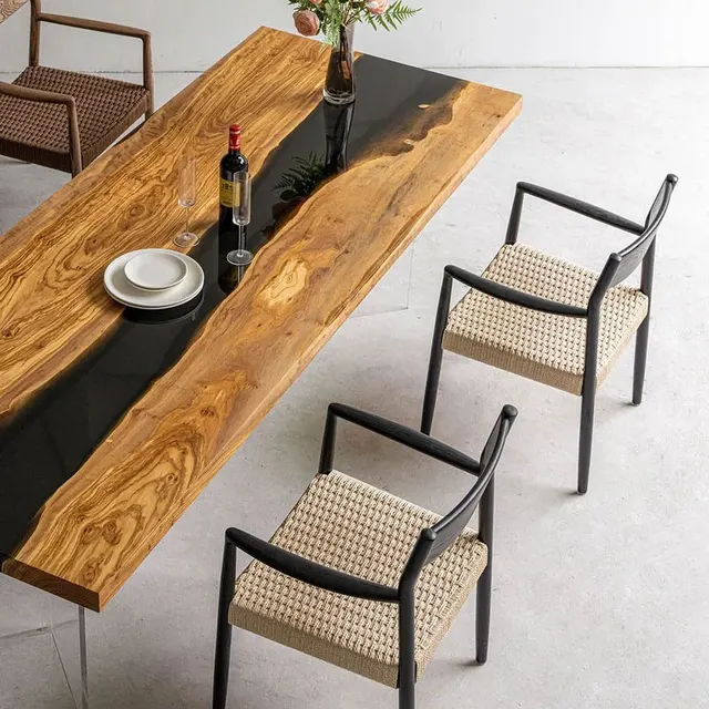 Table à manger rivière Ain teinte chêne, résine noire — tables à manger epoxy