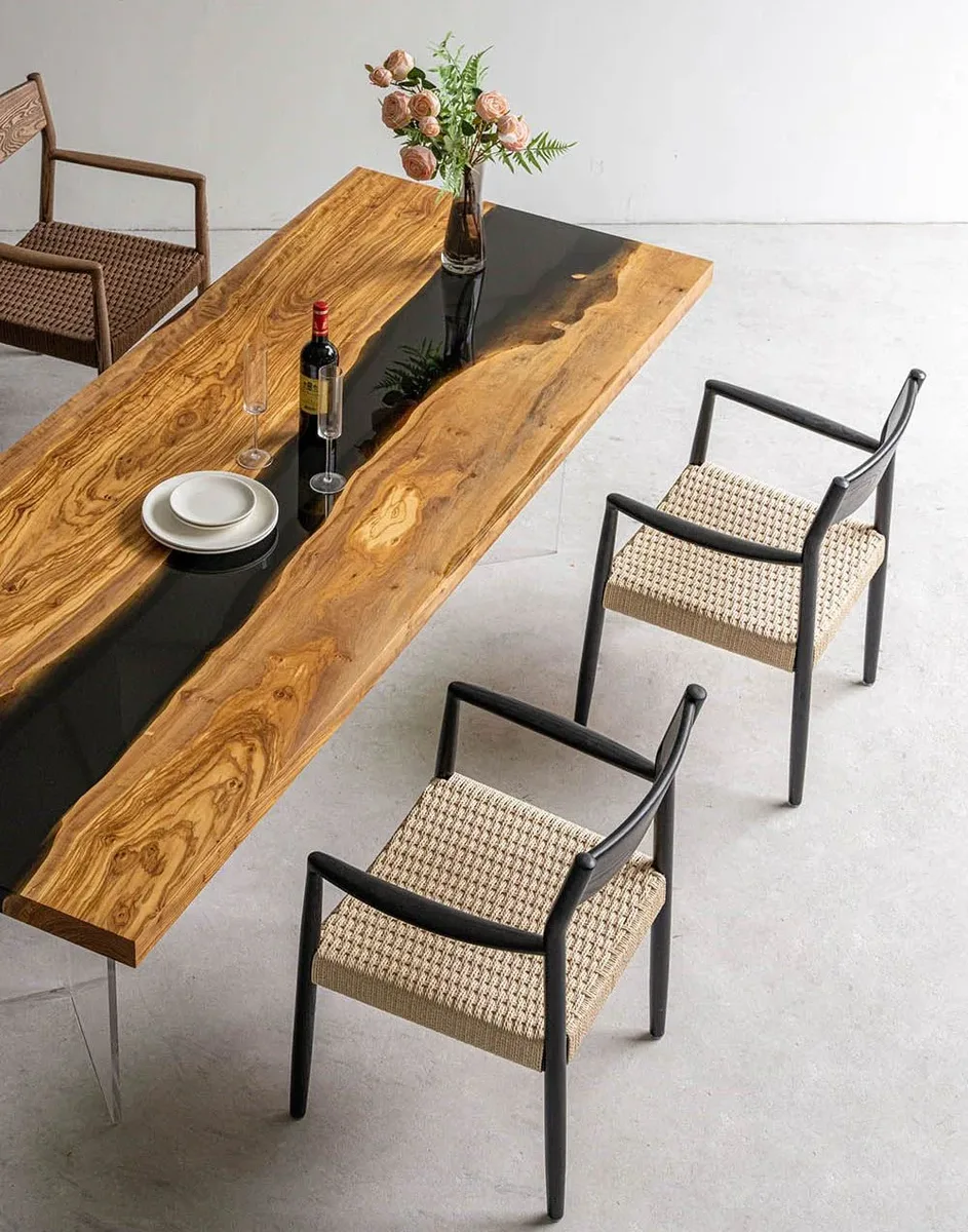 Table à manger rivière Ain teinte chêne, résine noire — ATELIER RIVIÈRE, fabrication à la commande