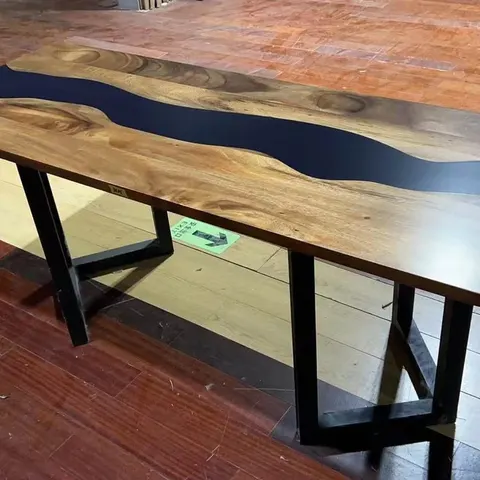Table à manger rivière Albarine, résine noire — tables à manger epoxy