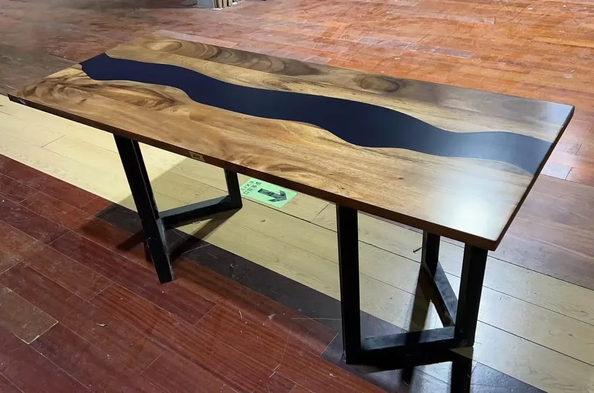 Table à manger rivière Albarine, résine noire — ATELIER RIVIÈRE, fabrication à la commande