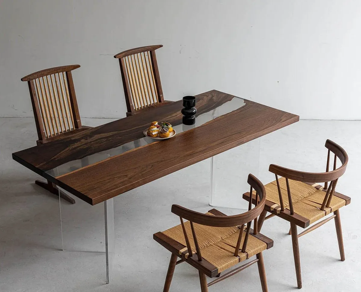 Table à manger rivière Allier teinte noyer, résine transparente — ATELIER RIVIÈRE, fabrication à la commande