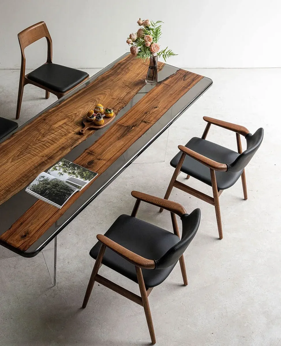 Table à manger rivière Argens teinte noyer, résine noire — ATELIER RIVIÈRE, fabrication à la commande