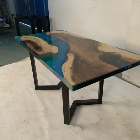 Quelle couleur de résine choisir pour une table rivière