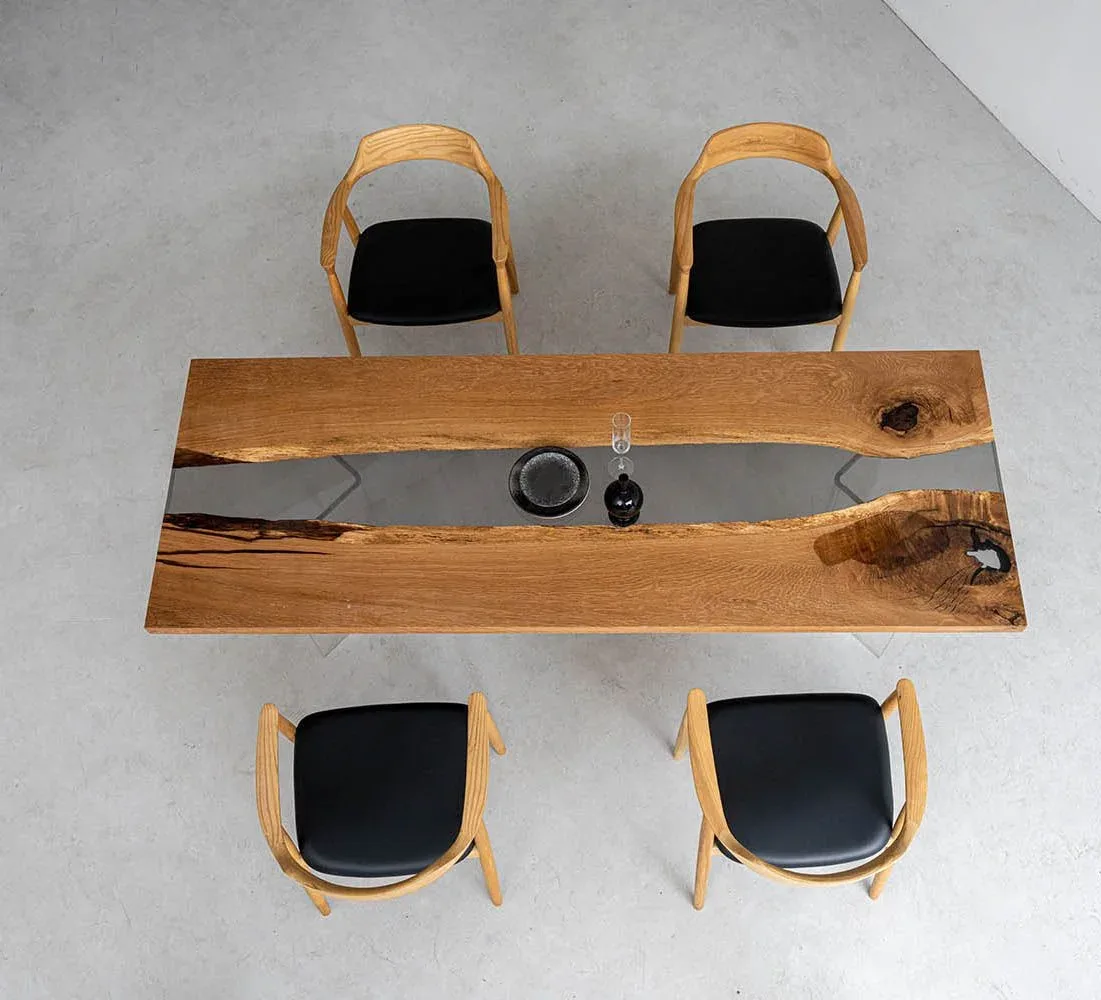 Table à manger rivière Arroux teinte chêne, résine transparente — ATELIER RIVIÈRE, fabrication à la commande