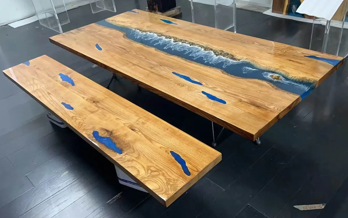 Table à manger rivière Arve, résine bleue — ATELIER RIVIÈRE, fabrication à la commande