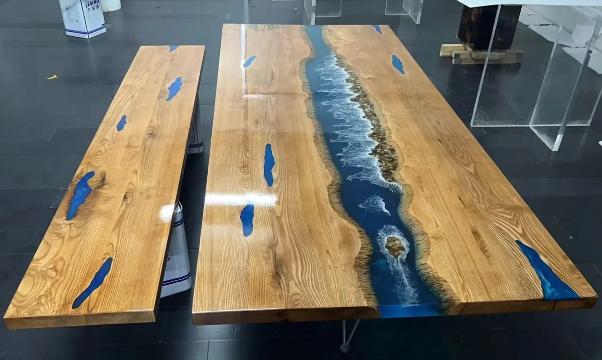 Table à manger rivière Arve, résine bleue, vue 2 sur 2