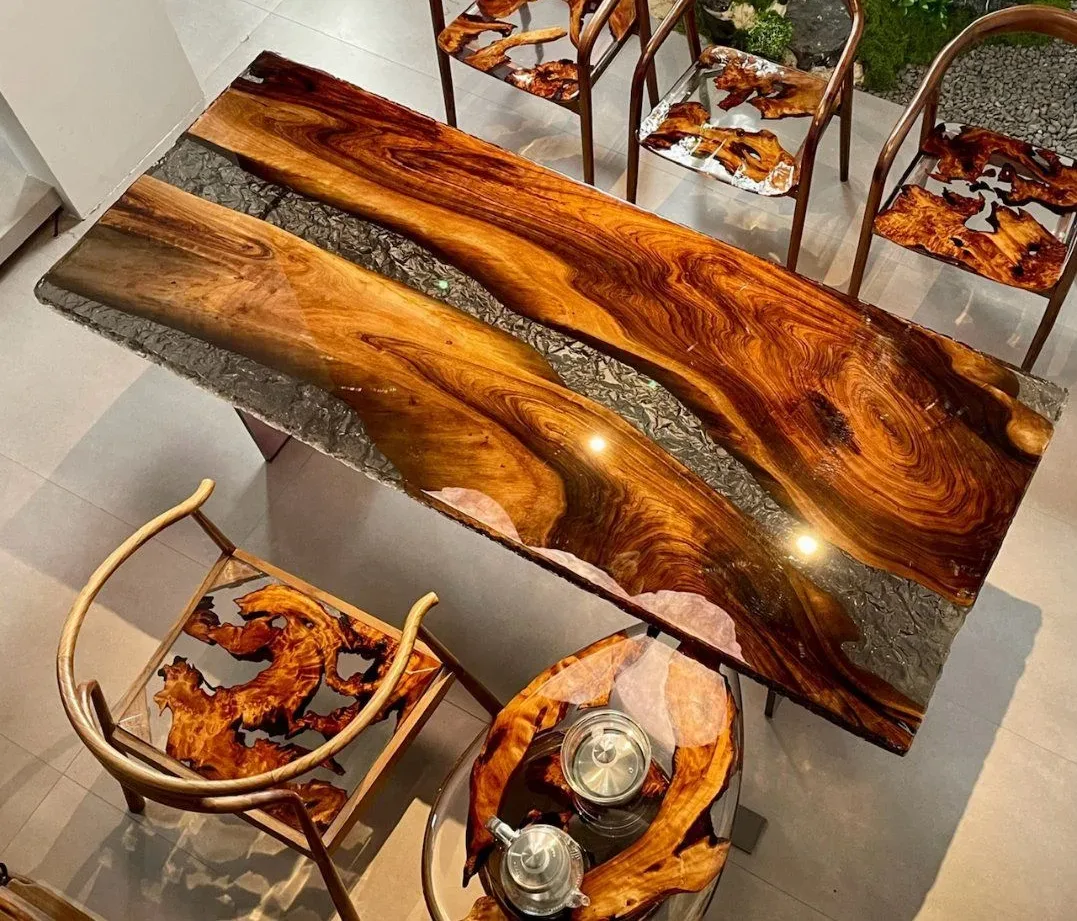 Table à manger rivière Aube, résine transparente — ATELIER RIVIÈRE, fabrication à la commande