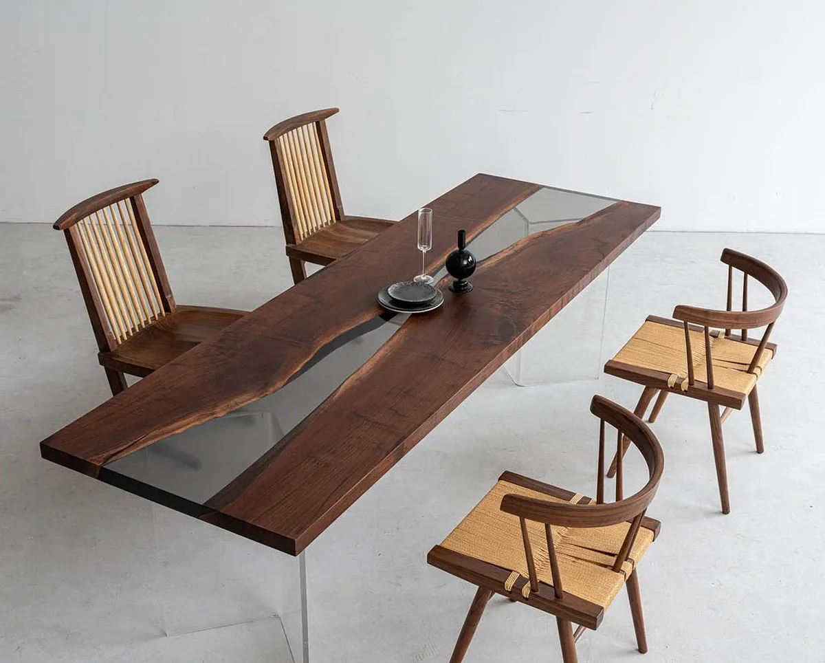 Table à manger rivière Aude teinte noyer, résine transparente — ATELIER RIVIÈRE, fabrication à la commande