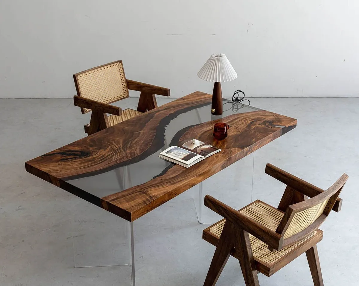 Table à manger rivière Aveyron teinte noyer, résine transparente — ATELIER RIVIÈRE, fabrication à la commande