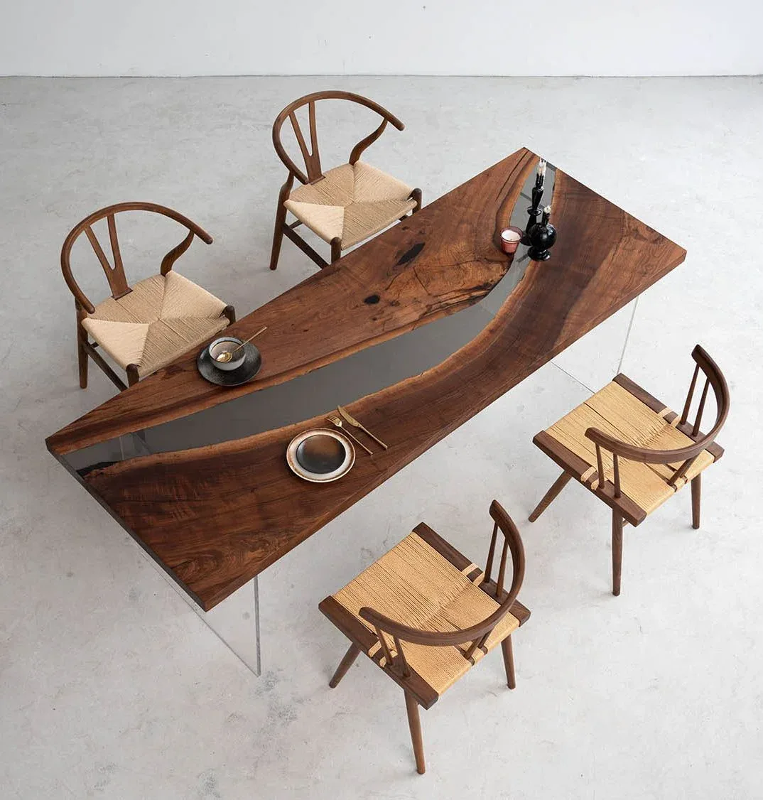 Table à manger rivière Azergues teinte noyer, résine noire — ATELIER RIVIÈRE, fabrication à la commande