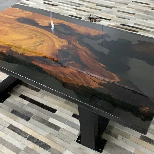 Table à manger rivière Borne, résine noire — tables à manger epoxy