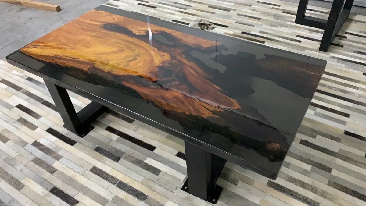 Table à manger rivière Borne, résine noire — ATELIER RIVIÈRE, fabrication à la commande